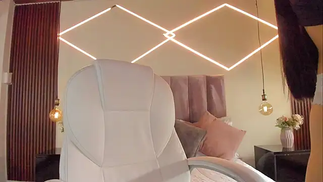 BellaClaiir online show from 12/18/25, 02:32