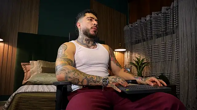 Snapshot of LeoSalvatore_ chatting on 03/23/25, 02:04 LeoSalvatore online show from 03/23/25, 02:04