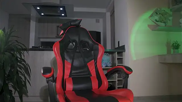 Snapshot of LeoSalvatore_ chatting on 09/26/25, 04:52 LeoSalvatore online show from 09/26/25, 04:52