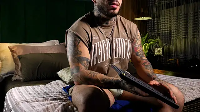 Snapshot of LeoSalvatore_ chatting on 03/09/25, 01:25 LeoSalvatore online show from 03/09/25, 01:25