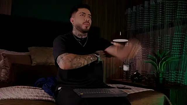 Snapshot of LeoSalvatore_ chatting on 02/27/25, 04:13 LeoSalvatore online show from 02/27/25, 04:13