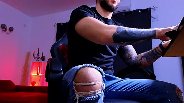 Snapshot of MightyAaron66 chatting on 12/17/25, 05:34 MightyAaron66 online show from 12/17/25, 05:34