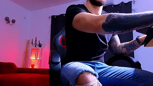 Snapshot of MightyAaron66 chatting on 10/31/25, 03:25 MightyAaron66 online show from 10/31/25, 03:25