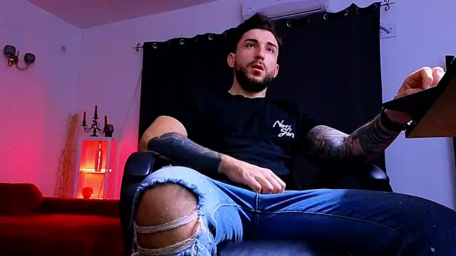 Snapshot of MightyAaron66 chatting on 12/02/25, 04:03 MightyAaron66 online show from 12/02/25, 04:03