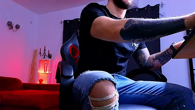 Snapshot of MightyAaron66 chatting on 11/16/25, 04:06 MightyAaron66 online show from 11/16/25, 04:06