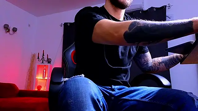 Snapshot of MightyAaron66 chatting on 10/17/25, 02:48 MightyAaron66 online show from 10/17/25, 02:48