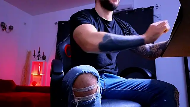 Snapshot of MightyAaron66 chatting on 12/15/25, 05:02 MightyAaron66 online show from 12/15/25, 05:02