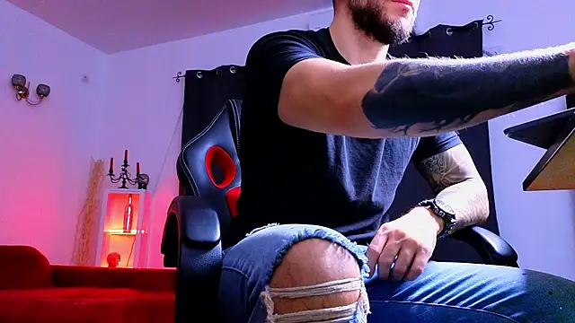 Snapshot of MightyAaron66 chatting on 10/22/25, 04:12 MightyAaron66 online show from 10/22/25, 04:12