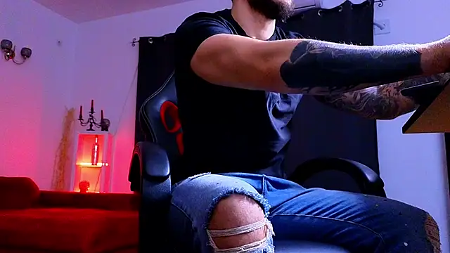 Snapshot of MightyAaron66 chatting on 11/30/25, 04:46 MightyAaron66 online show from 11/30/25, 04:46