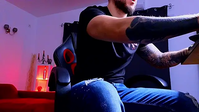 Snapshot of MightyAaron66 chatting on 10/04/25, 03:41 MightyAaron66 online show from 10/04/25, 03:41