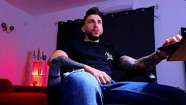 Snapshot of MightyAaron66 chatting on 10/01/25, 01:33 MightyAaron66 online show from 10/01/25, 01:33