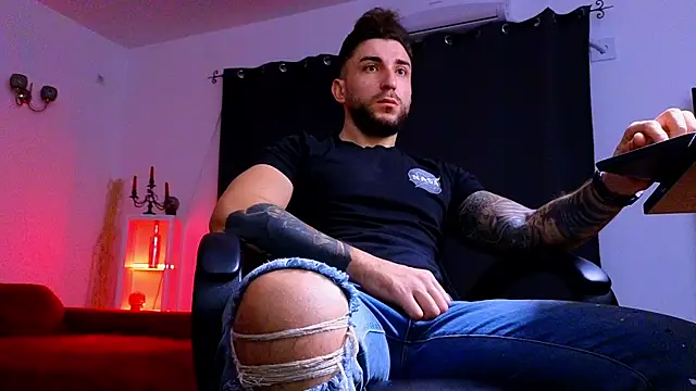 Snapshot of MightyAaron66 chatting on 11/07/25, 03:44 MightyAaron66 online show from 11/07/25, 03:44