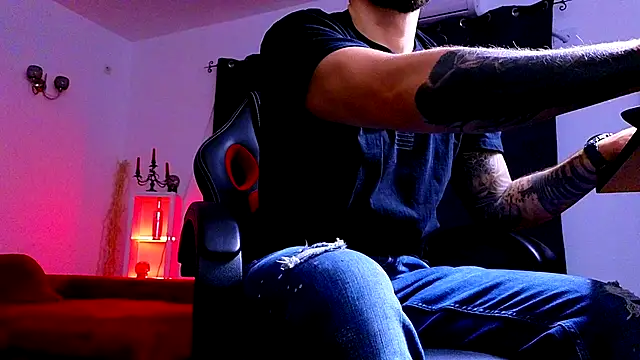 Snapshot of MightyAaron66 chatting on 09/27/25, 01:34 MightyAaron66 online show from 09/27/25, 01:34