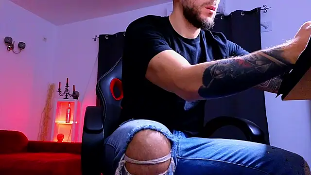 Snapshot of MightyAaron66 chatting on 10/27/25, 04:35 MightyAaron66 online show from 10/27/25, 04:35