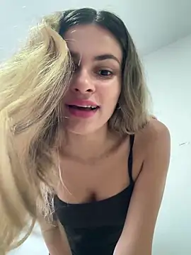 Snapshot of cuteluci_ chatting on 05/20/26, 10:45 cuteluci online show from 05/20/26, 10:45