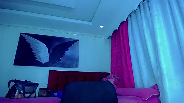 Snapshot of NahomiCamper chatting on 10/15/25, 11:24 NahomiCamper online show from 10/15/25, 11:24