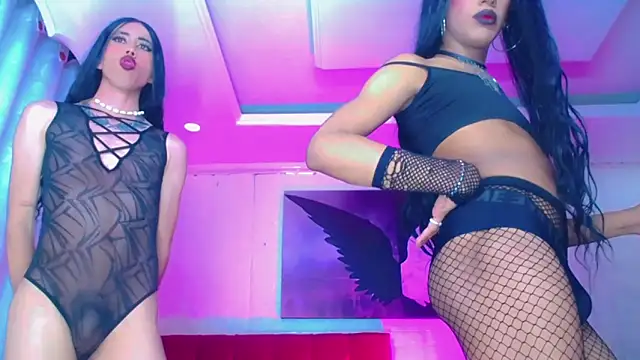 Snapshot of NahomiCamper chatting on 11/18/25, 03:21 NahomiCamper online show from 11/18/25, 03:21