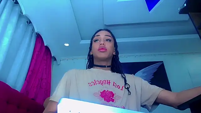 Snapshot of NahomiCamper chatting on 12/17/25, 02:22 NahomiCamper online show from 12/17/25, 02:22