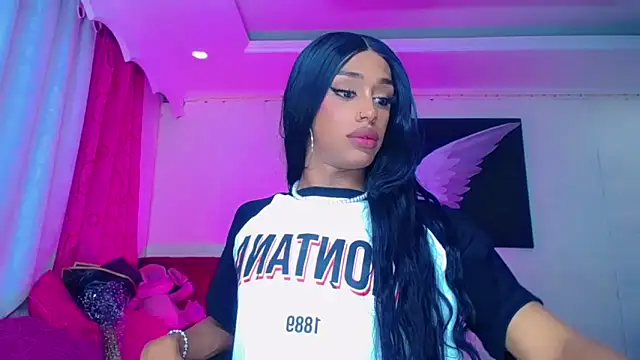 Snapshot of NahomiCamper chatting on 11/19/25, 02:33 NahomiCamper online show from 11/19/25, 02:33