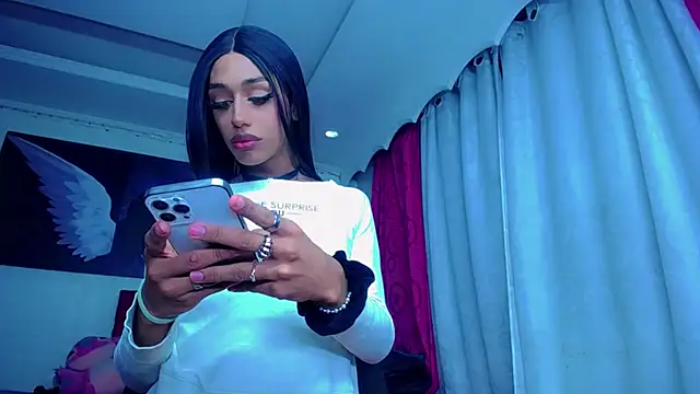 Snapshot of NahomiCamper chatting on 11/04/25, 10:02 NahomiCamper online show from 11/04/25, 10:02