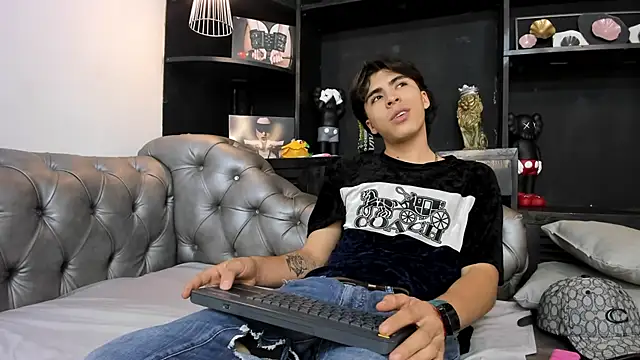 HeellBoy  online show from 11/19/25, 04:23