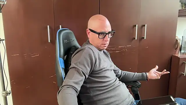 alanan881 online show from 11/29/25, 05:57