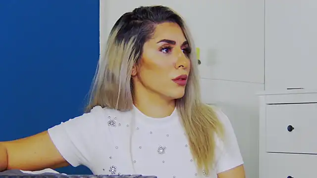 Snapshot of CelineMeyerr chatting on 10/31/25, 06:21 CelineMeyerr online show from 10/31/25, 06:21