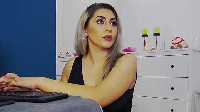 Snapshot of CelineMeyerr chatting on 11/05/25, 06:27 CelineMeyerr online show from 11/05/25, 06:27