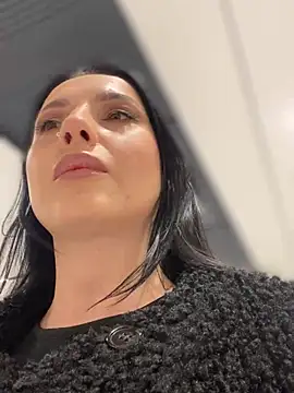 Snapshot of Roxana-Sexy chatting on 02/19/26, 05:15 Roxana-Sexy online show from 02/19/26, 05:15