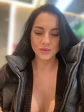 Snapshot of Roxana-Sexy chatting on 02/28/26, 05:18 Roxana-Sexy online show from 02/28/26, 05:18