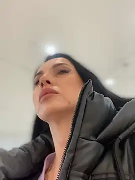 Snapshot of Roxana-Sexy chatting on 02/13/26, 06:02 Roxana-Sexy online show from 02/13/26, 06:02