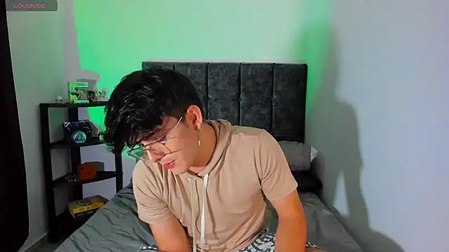 nolan twink1 online show from 10/01/25, 11:52