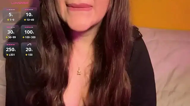 Snapshot of Elinatiranda chatting on 04/04/26, 10:38 Elinatiranda online show from 04/04/26, 10:38
