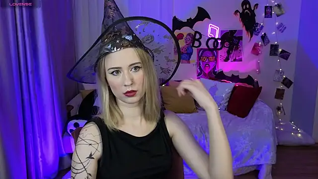 SashaBrooks online show from 10/31/25, 06:15