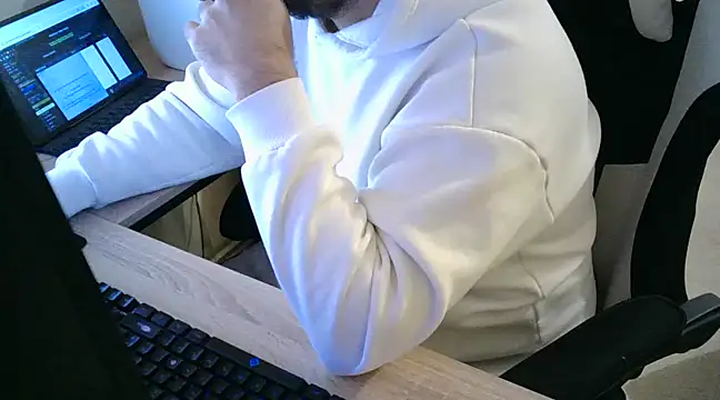 Snapshot of zebymasry chatting on 12/30/24, 05:26 zebymasry online show from 12/30/24, 05:26