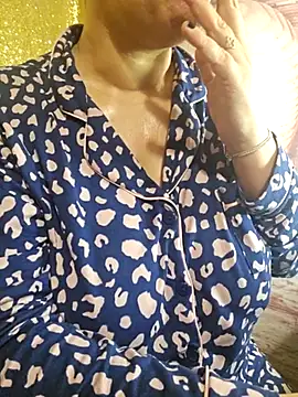 Snapshot of Foxlady2271 chatting on 02/14/25, 08:21 Foxlady2271 online show from 02/14/25, 08:21