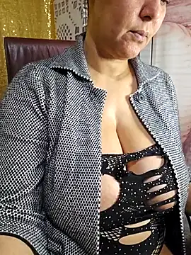 Snapshot of Foxlady2271 chatting on 02/18/25, 12:15 Foxlady2271 online show from 02/18/25, 12:15