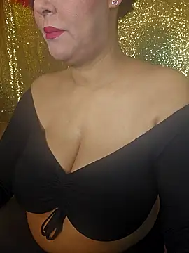 Snapshot of Foxlady2271 chatting on 01/08/25, 10:37 Foxlady2271 online show from 01/08/25, 10:37