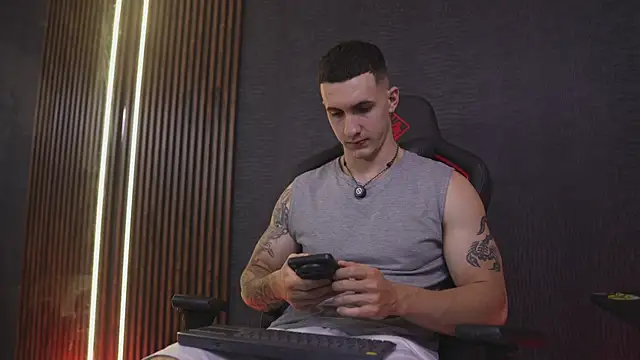 JacksonOlsenn online show from 04/06/26, 08:43