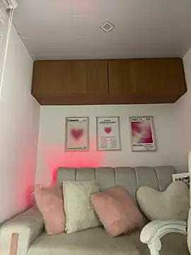 maddy bronw  online show from 04/21/26, 02:51