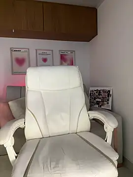 maddy bronw  online show from 02/15/26, 12:44