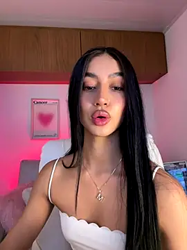 Snapshot of maddy_bronw_ chatting on 09/15/25, 10:32 maddy bronw online show from 09/15/25, 10:32