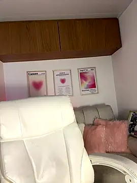 maddy bronw  online show from 11/28/25, 09:15