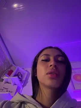 maddy bronw  online show from 11/14/25, 10:35