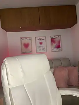 maddy bronw  online show from 11/11/25, 12:16