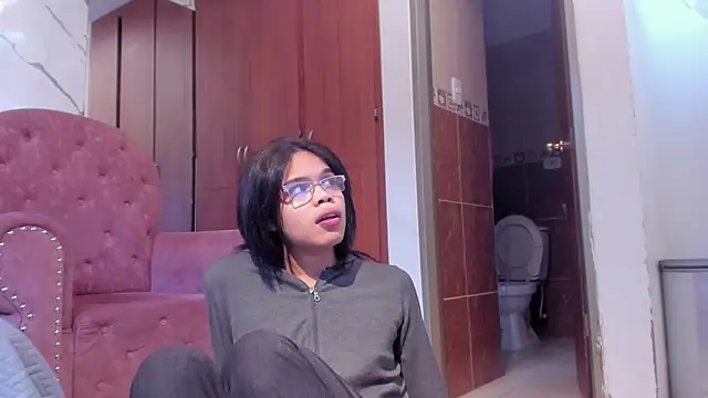 Snapshot of evelyn_wine chatting on 11/20/25, 06:19 evelyn wine online show from 11/20/25, 06:19