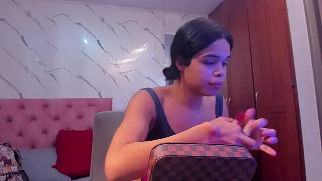 Snapshot of evelyn_wine chatting on 11/18/25, 08:56 evelyn wine online show from 11/18/25, 08:56