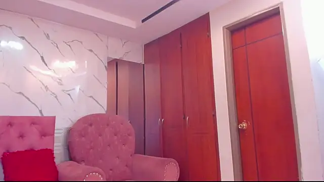 Snapshot of evelyn_wine chatting on 11/15/25, 04:05 evelyn wine online show from 11/15/25, 04:05