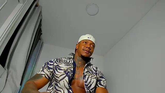 Snapshot of ronnie_7777 chatting on 10/18/25, 01:18 ronnie 7777 online show from 10/18/25, 01:18