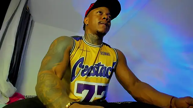 Snapshot of ronnie_7777 chatting on 10/24/25, 04:33 ronnie 7777 online show from 10/24/25, 04:33